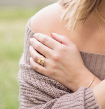 Load image into Gallery viewer, Val & Tina Siabella™ Thin Crown Design Ring